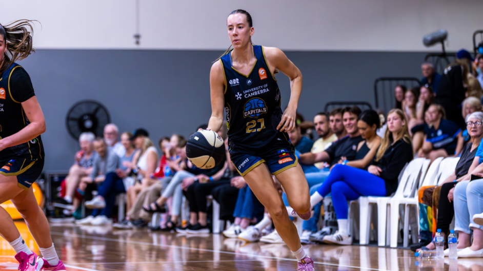 Jayda Clark dribbling the ball up the court